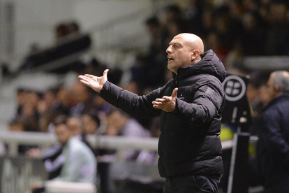 El técnico madrileño pide explicaciones al colegiado durante un encuentro en El Plantío.