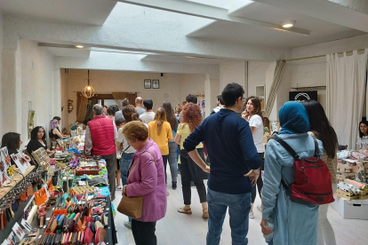 La Escuela acogió  el mercado artesano.