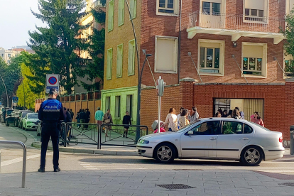 Un agente de la Policía Local, a la entrada del colegio Jesús María, en la calle Doctor Fleming de Burgos.