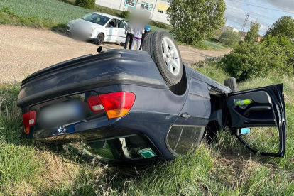 En la carretera de Poza se produjo un vuelco del vehículo a consecuencia de la supuesta intrusión en la calzada de un corzo.