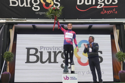 Imagen del podio que coronó a la ciclista neerlandesa.