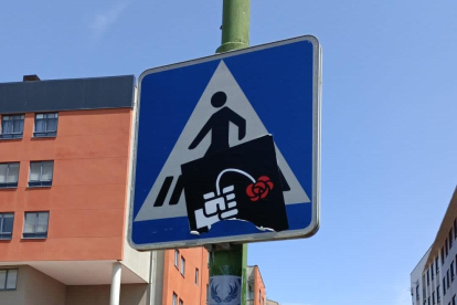 Pegatina contra el PSOE, en Burgos, en una señal de tráfico.