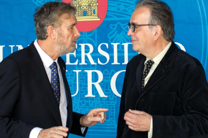 El rector de la UBU, Manuel Pérez Mateos, con el ministro de Universidades, Joan Subirats.