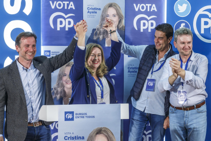 Ayala celebra su resultado electoral junto a Borja Suárez, Ángel Ibáñez y Javier Lacalle.