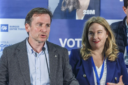 El presidente del PP de Burgos, Borja Suárez, ayer, junto a Cristina Ayala.