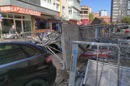 El andamio se ha caído en la Barriada Juan XXIII.