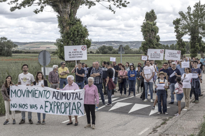 Manifestación en Celada de la Torre contra la instalación de un parque eólico y otro fotovoltaico.