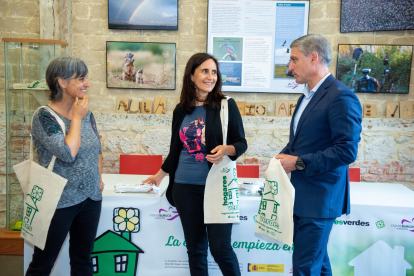 Yolanda Álvarez, participante en Hogares Verdes, Rafael Barbero, director general de la Fundación Caja de Burgos, y Carmen Nogueira, coordinadora del programa.