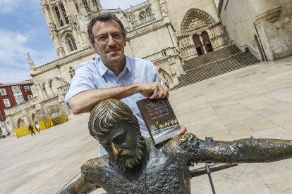 El escritor Roberto Llorente Infante, con un ejemplar de la novela ‘Cruce de caminos en Burgos’.