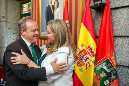 Martínez- Acitores y Ayala se abrazan tras el Pleno.