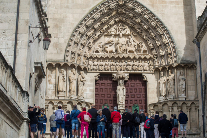 Imagen de turistas frente a la puerta del Sarmental de la Catedral.