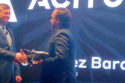 Álvaro Fernández Baragaño (dcha), CEO de Aciturri, saluda al fundador y CEO de Boom Supersonic, Blake Scholl, durante la presentación del acuerdo.