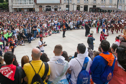 Voluntarios de Protección Civil en las fiestas de San Pedro 2022 durante la interpretación del Himno a Burgos.