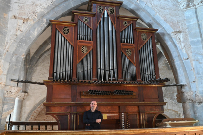 El organista de la Sagrada Familia Juan de la Rubia y el coro Schola Antiqua ofrecieron un magistral concierto en la Colegiata de la Asunción