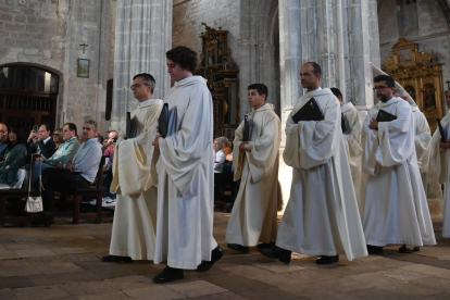 El organista de la Sagrada Familia Juan de la Rubia y el coro Schola Antiqua ofrecieron un magistral concierto en la Colegiata de la Asunción