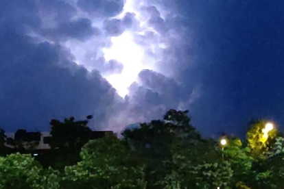 Imagen de la tormenta que anoche iluminó el cielo burgalés.