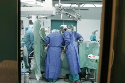 Un equipo de cirujanos prepara a un paciente en el quirófano antes de que llegue el corazón del donante.