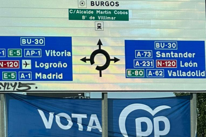 Cartel del PP a la entrada de Bugrgos utilizando las señales viarias. Otros se han retirado de edificios públicos tras la denuncia del PSOE.