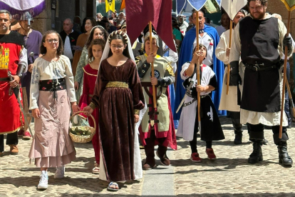 Desfile medieval en Covarrubias durante la Fiesta de la Cereza.