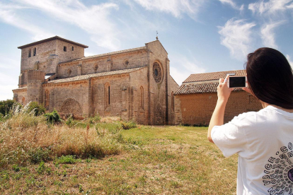 Nadie se resiste a fotografiar la imponente estampa de la iglesia de Santiago Apóstol de Villamorón.
