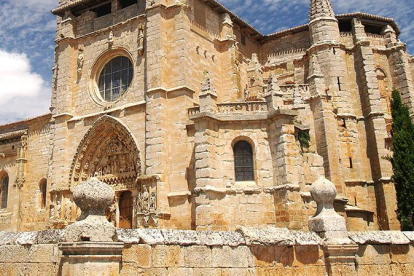 Imagen de la imponente iglesia de Santa María la Real de Sasamón.