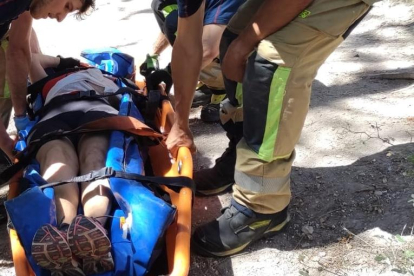 Los Bomberos rescatan a un ciclista accidentado en el cerro de San Miguel.
