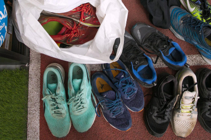 Algunas de las zapatillas donadas y entregadas en Solorunners.