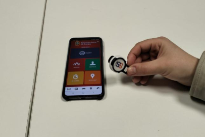 Este es el botón del pánico, un dispositivo bluetooth que la mujer puede activar y la aplicación del móvil que es la que conecta directamente con el sistema de alertas de la Policía Local.