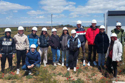 Alumnos de la UBU en su visita a un parque eólico de Iberdrola.