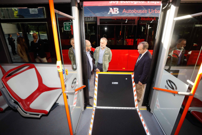Cinco nuevos autobuses se incorporan a la flota municipal de Burgos.