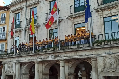 El Recoletas Burgos Caja Rural celebra el triunfo en el balcón del Ayuntyamiento.