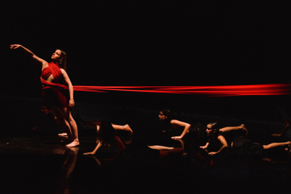 Alumnos de 5º de Contemporáneo en la representación de 'Gallo Rojo' coreografía de Edurne Sanz.