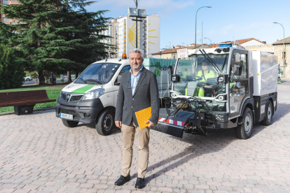 Carlos Niño (PP), concejal de Medio Ambiente, con varias de las máquinas asignadas al plan de chope de limpieza.