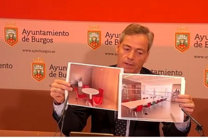 César Barriada muestra las diferencias entre el despacho que ocupa y la sala que tuvo el vicealcalde, Vicente Marañón.