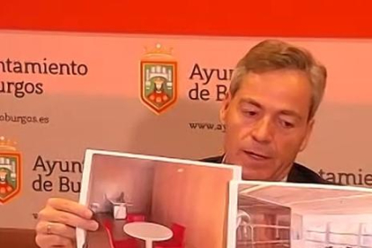 César Barriada muestra las diferencias entre el despacho que ocupa y la sala que tuvo el vicealcalde, Vicente Marañón.