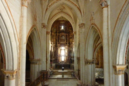 Imagen del retablo y la nave central de la Iglesia de Villamorón