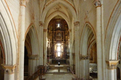 Imagen del retablo y la nave central de la Iglesia de Villamorón