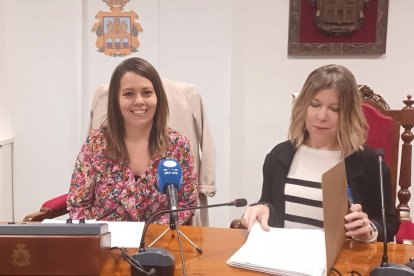 María de las Viñas Ortuño junto a la concejala de Urbanismo, Ana María Hervás