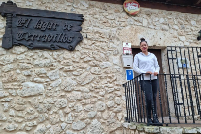 Cristina Yolcelin regenta el bar de Terradillos de Esgueva.