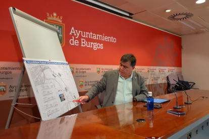 El concejal de Urbanismo, Juan Manuel Manso, presenta el proyecto para dotar al barrio de Cortes de una nueva senda peatonal.