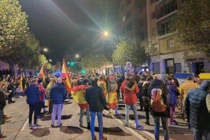Particpantes en la protesta ante la sede del PSOE en contra de la amnistía, que obligó a cortar la calle Vitoria de Burgos.