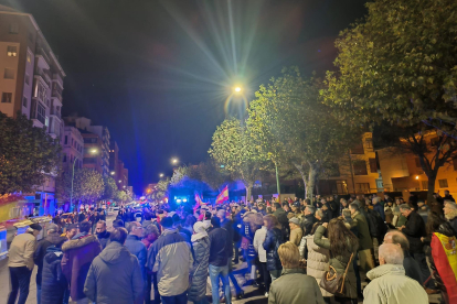 Participantes en la protesta ante la sede del PSOE en contra de la amnistía, que obligó a cortar la calle Vitoria de Burgos.