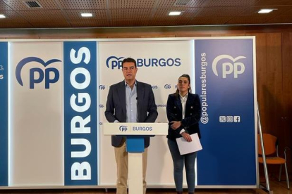Ángel Ibáñez y Andrea Ballesteros, en la sede del PP de Burgos, presentan la concentración contra la ley de amnistía.