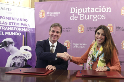 Borja Suárez y Verónica Pascual firman el acuerdo.