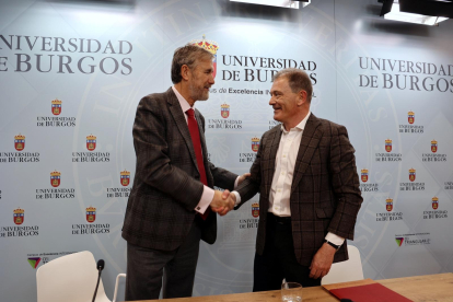 El rector de la UBU, Manuel Pérez Mateos, con el CEO de EtraAir, Jesús Manzano.