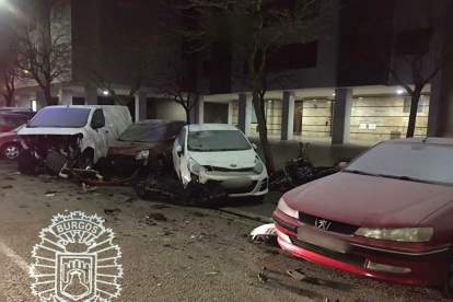 Cinco coches destrozados tras una colisión en la calle Marqués de Berlanga.