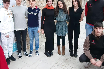 Grupo de estudiantes que ha participado en la creación de la cunas climáticas solidarias.