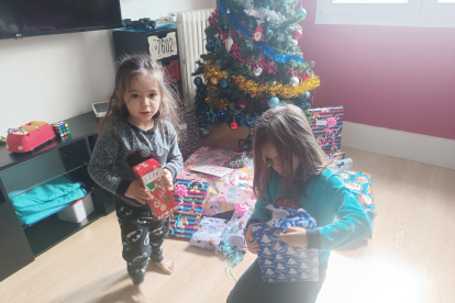 Vera e Izan, dos pequeños burgaleses, abriendo sus regalos de Reyes.