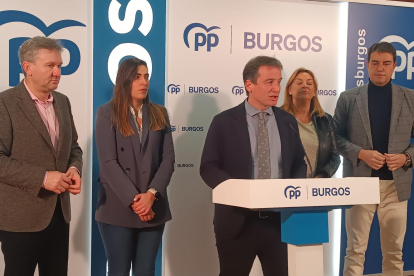 Javier Lacalle, Andrea Ballesteros, Borja Suárez, Inmaculada Ranedo y Ángel Ibáñez, en la sede del PP de Burgos.