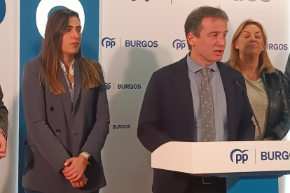 Javier Lacalle, Andrea Ballesteros, Borja Suárez, Inmaculada Ranedo y Ángel Ibáñez, en la sede del PP de Burgos.